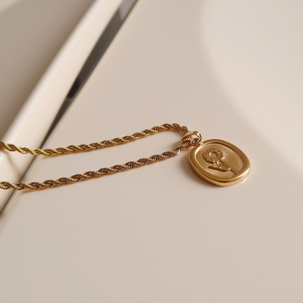 NEW 18K Gold Plated Oval Sunflower Necklace - Picture 10 of 16